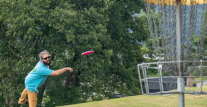 disc golfer putting to the cage
